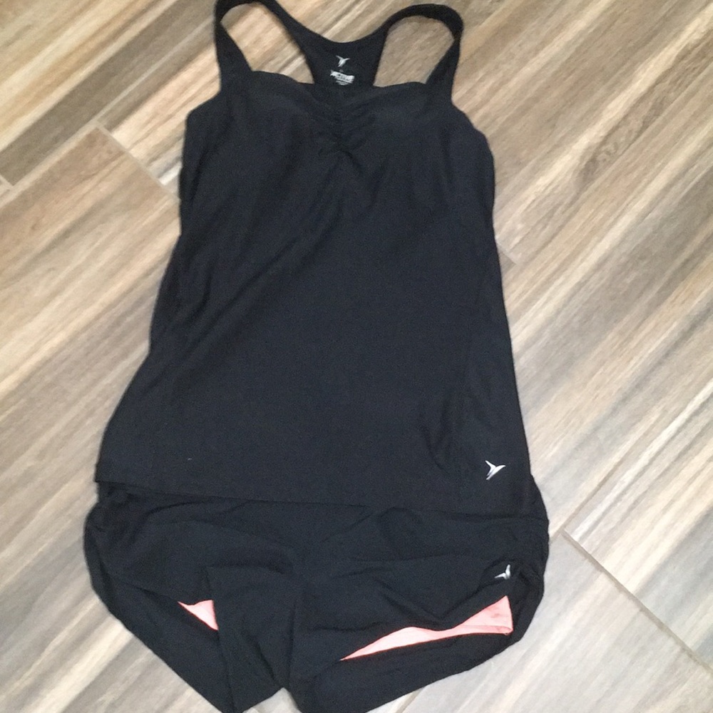 Women’s Old Navy Active top with built in bra